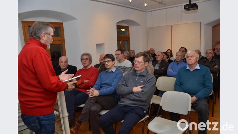 Kreisheimatpfleger Peter Staniczek (links) stellte die verschiedenen Beiträge im neuen Streifzug den Gästen im Heimatmuseum vor. Bild: dob