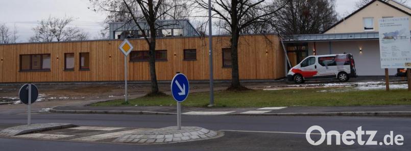 Die Erweiterung des Kindergarten St. Ulrich geht zügig voran, bis Februar 2020 wird der Anbau bezugsfertig sein. Die Überquerungshilfe hat sich bewährt. Bild: weu