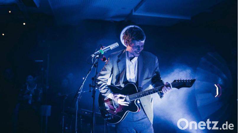 Cool, sympathisch, ganz allein – Jesper Munk auf der Bühne in der „Sünde“ Weiden. Bild: Sebastian Reiter