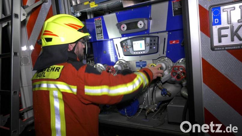 Die Löschfahrzeuge konnten wegen der aufgeweichten Wege nicht nah genug an den Brandort heranfahren. Die Löschwasserleitung musste quer über die Äcker verlegt werden. Bild: rw