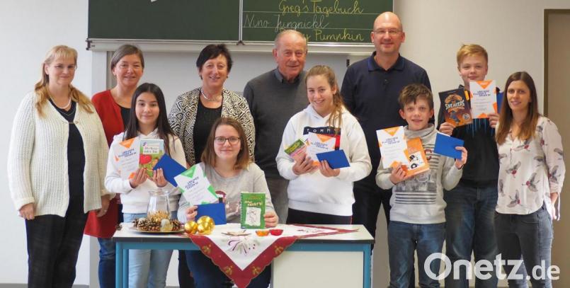 Mit ihrem Lesevortrag aus &quot;Gregs Tagebuch&quot; überzeugte Leonie Schmidt (sitzend) die Jury, die sich aus Konrektorin Sandra Schmidl, Elternbeirätin Sylvia Dagostin, Förderlehrerin Roswitha Schraml, Altbürgermeister Günther König und Rektor Alexander Köstler (zweite Reihe, von links) zusammensetzte. Bild: jpl
