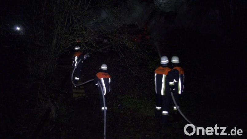 In dem steilen Waldstück hatten die Einsatzkräfte keine leichte Aufgabe. Bild: rw