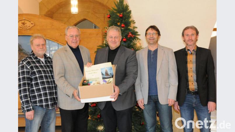 Bei der Übergabe (von links): Sachbearbeiter Peter Graf, DAGA-Präsident Helmuth Wächter, Landrat Richard Reisinger, Abteilungsleiter Norbert Vogl und Sozialamtsleiter Georg Jobst. Bild: Ulrike von den Driesch