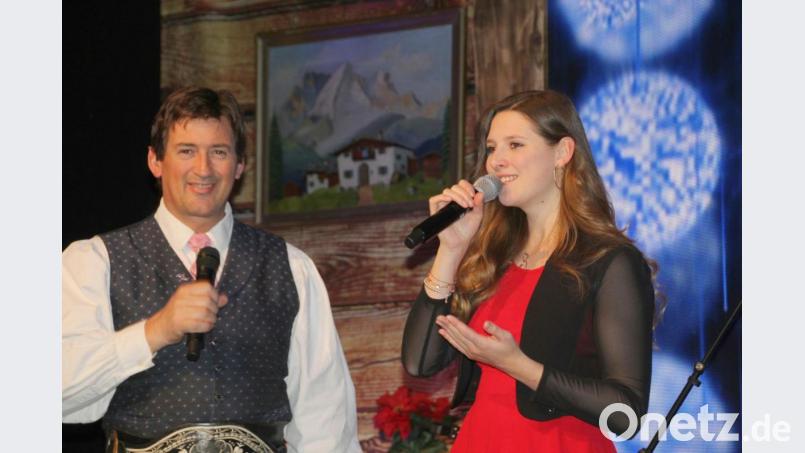 Joakin von den Ladinern singt im Duett mit Tochter Nicol Stuffer. Bild: Schönberger, Ferdinand [fsb]