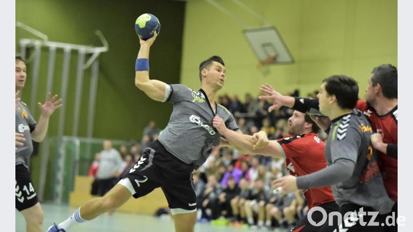 Der Amberger Rückraumspieler Marek Nachtman (links) wird vom Sulzbacher Johannes Luber (rechts) hart attackiert Bild: Hubert Ziegler