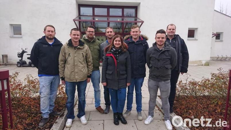 Der neugegründete Verein „Faschingsprinzen Blau-Gelb“ mit Kevin Schatzschneider, Michael Biller, Alexander Schuller, Tobias Büller, Emily Klementa, Lukas Schiffler, Christoph Krisch und Holger Krügelstein (von links) hat für 2020 den Schnaittenbacher Faschingszug neu organisiert. Bild: ads