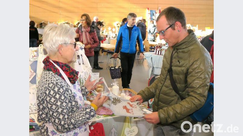 Marianne Zisler (links) präsentierte beim Bauernmarkt ihre handgefertigten Taschen, Kissen und Schürzen. Bild: Hirsch