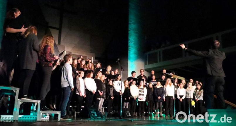 Es ist gar nicht einfach, so viele Kinder und Jugendliche zum gemeinsamen Singen zu motivieren - Dirigent Jan Roidl gelingt es. Bild: gac