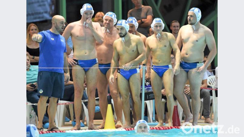 Zufrieden sieht anders aus: Die Wasserballer des SV Weiden mussten am Wochenende zwei bittere Heimniederlagen hinnehmen. Archivbild: Büttner, Gerhard
