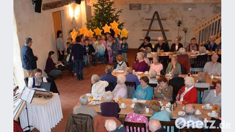 Leuchtende Sterne: Die Kindergartenkinder von St. Georg hatten einige davon zum Seniorennachmittag in den Schloss-Stadel mitgebracht. Dafür bedankte sich Bürgermeister Peter Braun (stehend links). Bild: bö