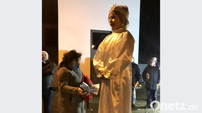 Die siebenjährige Marie Keil gibt heuer das Christkind, sie macht ihre Sache gut. Bild: eig
