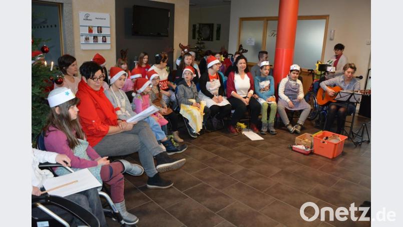 Dreißig Kinder der Lebenshilfe waren in Seniorenhaus „Phönix“ gekommen, um dort den Bewohnern einen besinnlichen und unterhaltsamen Auftritt zu bieten. Die musikalische Leitung hatte Stefanie Hetz (rechts). Die Kinder sangen, musizierten und trommelten, sehr zur Freude der Senioren. Bild: jr