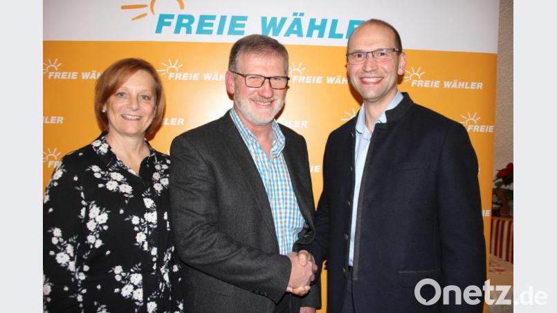 Einstimmig wurde Johann Wurm (mitte) zum Bürgermeisterkandidaten der Freien Wähler gewählt. Darüber freuen sich auch seine Ehefrau Maria und Landratskandidat Ely Eibisch, der als Wahlleiter fungierte. Bild: kro