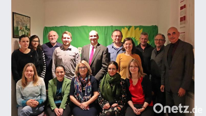 Bürgermeisterkandidat Bernd Scheller (Mitte, stehend) und Landtagsabgeordneter Jürgen Mistol (rechts) mit den Nominierten für den Stadtrat Auerbach. Bild: jma