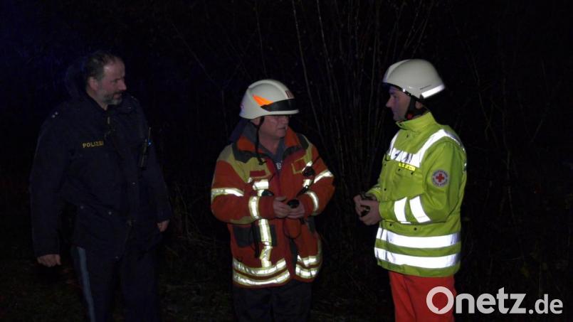 Die Einsatzleitung konnte zunächst nicht ausschließen, dass sich noch Jugendliche in dem beliebten Treff befinden. Bild: rw