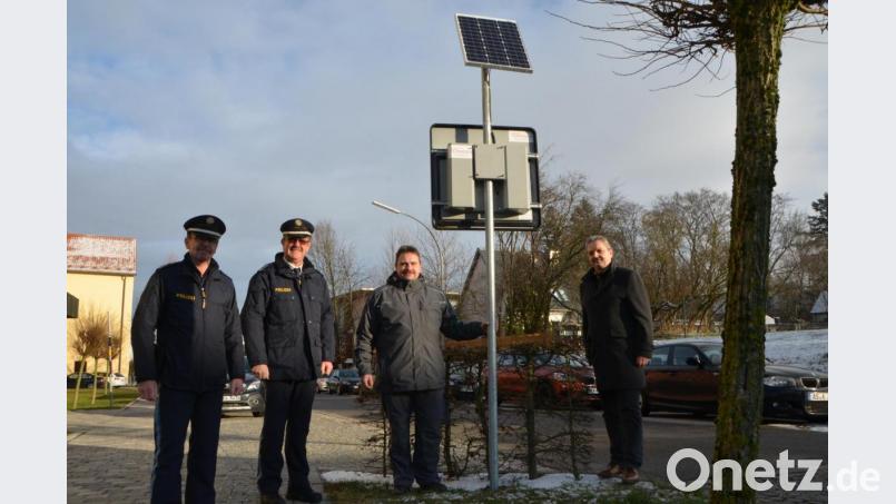 Verkehrserzieher Jakob Stahl (links) freut sich am allermeisten über die Neuanschaffung des Vereins &quot;Bürger und Polizei - Partner für Sicherheit&quot;, die mit einem Solarpanel den nötigen Akkuwechsel am Temposys abschafft. Erster Polizeihauptkommissar Martin Zehent (Zweiter von links) und Vereinsvorsitzender und Bürgermeister Andreas Wutzlhofer (rechts) ermöglichten den Kauf. Grundschulhausmeister Thomas Beierl (Zweiter von rechts) kümmerte sich um die Elektroinstallation. Bild: dob