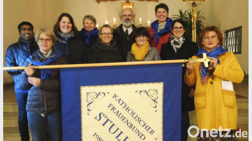 Die Vorsitzenden des Katholischen Frauenbundes Stulln, Karin Weiß (hinten rechts) und Gisela Eckl (Vierte von links), nahmen im Gottesdienst mit Pfarrer Heinrich Rosner (hinten Zweiter von rechts) und Pfarrvikar Joseph Kokkoth (links) Sabine Schmal, Susan Randelovic, Simone Matzke und Rebekka Bösl (Dritte, Fünfte, Siebte und Neunte von links) in ihre Gemeinschaft auf.
xx Bild: ohr