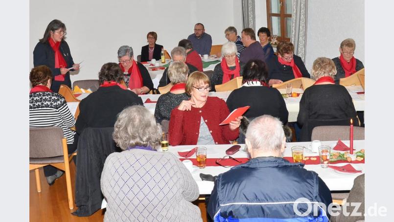 Unter Gesamtleitung von Petra Zilbauer (links) singen die Gäste der Seniorenweihnacht zu den Klängen der &quot;Veeh-Harfen-Gruppe&quot;. Bild: fjo