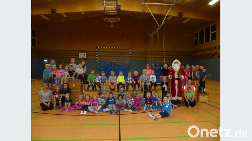 Der Nikolaus besucht das Purzelvolk der DJK. Als Dank für die Geschenke zeigen die Kinder ihm ihre Turnkünste. Bild: exb