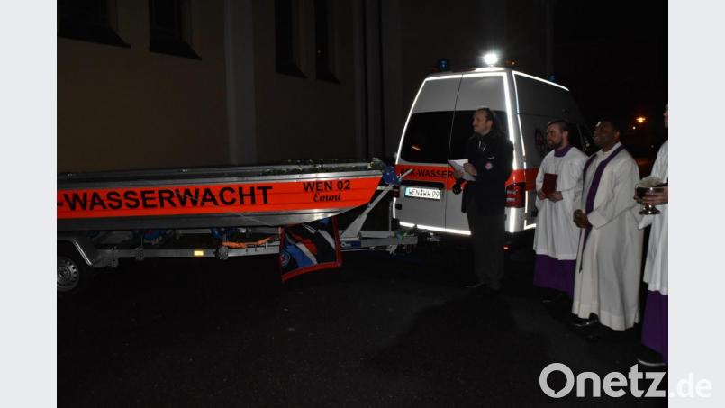 An Emmeram Herrmann erinnert das Wasserwacht-Rettungsboot &quot;Emmi&quot;. Pfarrvikar Emmanuel erbat Gottes Segen für das Boot und seine Besatzung bei ihren Einsätzen. Bild: hcz
