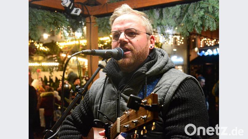 Ben Stone spielt auf dem Weidener Christkindlmarkt Pop-Klassiker. Bild: Kunz