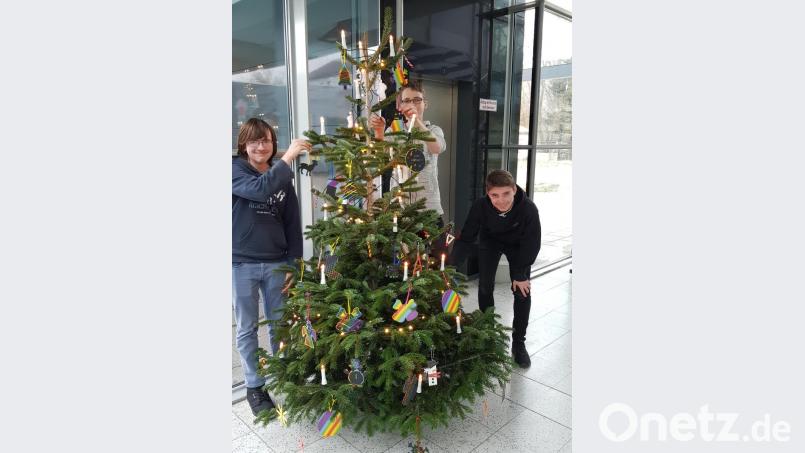 Stolz schmücken die Schüler den Christbaum mit dem selbstgestalteten Anhängern. Bild: exb