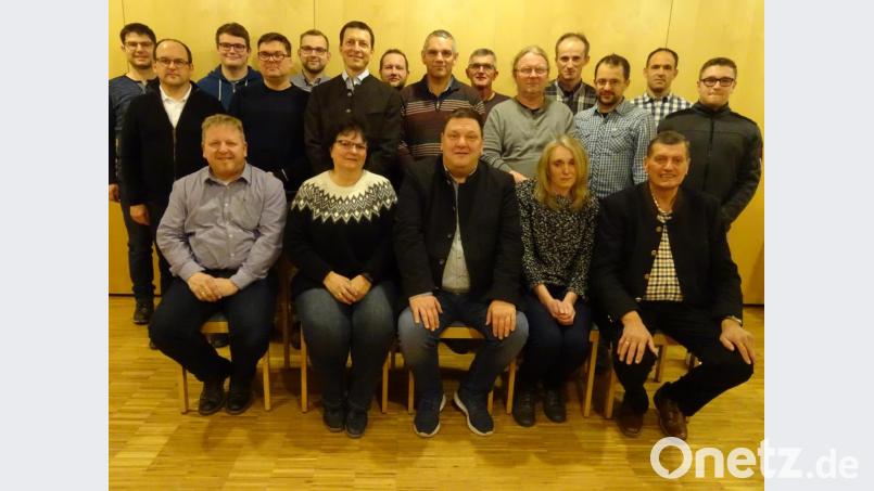 Sie stellen sich bei der Gemeinderatswahl im März dem Votum der Wähler: Die Kandidaten der Wählergemeinschaft Wolfring zusammen mit Christian Ziegler (vorne sitzend Mitte), der ich nach vierjähriger Amtszeit erneut um den Chefsessel im Rathaus bewirbt. Bild: Houschka