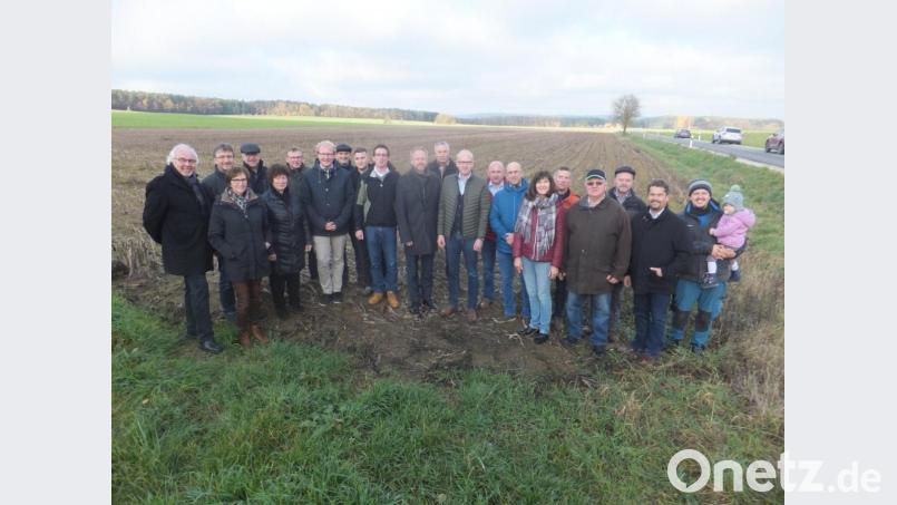 Ausführlich ließen sich Bürgermeister Bernhard Lindner und die Marktgemeinderäte von der Geschäftsleitung der Firma Leonhard Kurz auf dem Grundstück in der Vogelloh über die dort vorgesehene Photovoltaikanlage informieren. Bild: ibj