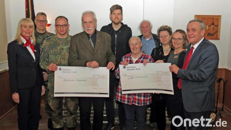 Je 2500 Euro gehen aus dem Erlös des Benefizkonzerts der Bundeswehr an das Bundeswehr-Sozialwerk und an die &quot;Initiative&quot;. Bild: Dobmeier