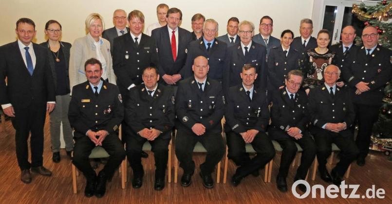 Die Feuerwehr Weiden ehrt langjährige aktive und passive Mitglieder. Bild: Dobmeier