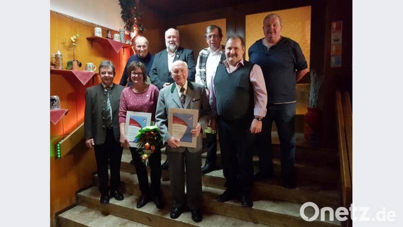 Die Führungsriege der Blaskapelle Oberwildenau ehrt die langjährigen Musiker Martina Weikmann (vorne, Zweite von links) und Richard Gössl (vorne, rechts). Bild: hme
