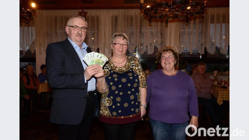 Herbert Putzer, Vorsitzender der Kinderkrebshilfe in der Region Oberpfalz-Nord (links) und Schriftführerin Helene Rolle (rechts) sind dankbar über die Spende von Edeltraut Höhne und ihrem Stammtisch &quot;Edeltraut&quot; in Höhe von 1.100 Euro. Bild: bey