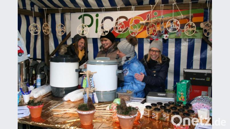 Die Helferinnen in den Verkaufsbuden ließen sich vom schlechten Wetter die gute Laune nicht verderben. Im Gegenteil: In den Häuschen ging es bisweilen recht lustig zu. Bild: fpoz