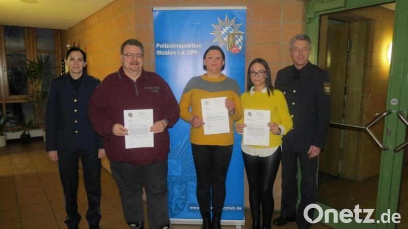 Seda Wintermayr, stellvertretende PI-Leiterin (links) und PI-Leiter Klaus Müller (rechts) danken (von links) Thomas Malzer, Luminita Leonhard und Michele Forster für ihren Mut. Bild: exb