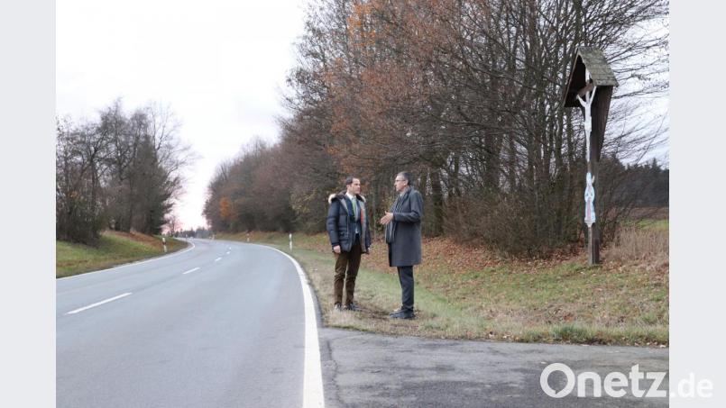 uf den schlechten Zustand der Staatsstraße 2167 von Mähring nach Poppenreuth machte Dritter Bürgermeister Franz Schöner (rechts) beim Besuch von CSU-Bundestagsabgeordneten Albert Rupprecht (links) aufmerksam. Der Abgeordnete versprach schnelle und unbürokratische Hilfe. Bild: exb