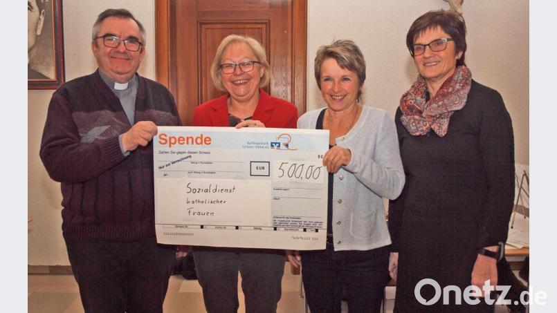 Monika Auer und Christine Hecke (von rechts) vom Leiterteam des Katholischen Frauenbundes überreichten gemeinsam mit der Pfarrer Pater Slawomir Niemczewski an Marianne Gutwein (von links) vom Sozialdienst katholischer Frauen in Amberg einen Spendenscheck über 500 Euro. Bild: sön