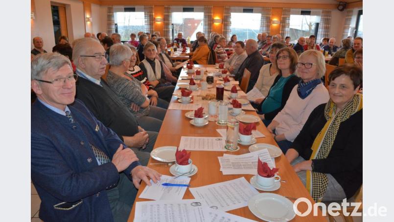 vlf-Geschäftsführer Wolfgang Wenisch (links) freute sich über ein volles Haus am Montagnachmittag bei der Seniorenadventsfeier. Gestaltet wurde der Nachmittag vom Frauen-Aktionsteam (rechts sitzend). Bei Kaffee, Kuchen und Stollen verbrachten die Senioren ein paar gemütliche Stunden. Bild: jr