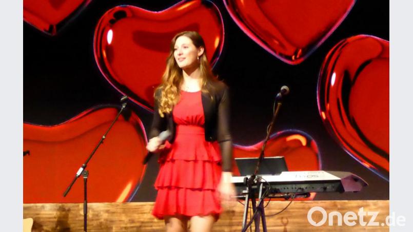 Nicol Stuffer, die Tochter des Ladiner-Sängers Joakin, bezaubert die Gäste mit Solopartien. Bild: Schönberger, Ferdinand [fsb]