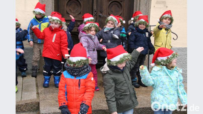 Die Kleinen des Kinderhauses Sankt Sebastian stimmten bei der Eröffnung vor der Kirche musikalisch auf die Veranstaltung ein: Mit ihren roten Weihnachtsmützen waren die Mädchen und Buben ein echter Hingucker. Manch einem rutschte während des Auftritts die Mütze weit ins Gesicht. Bild: fpoz