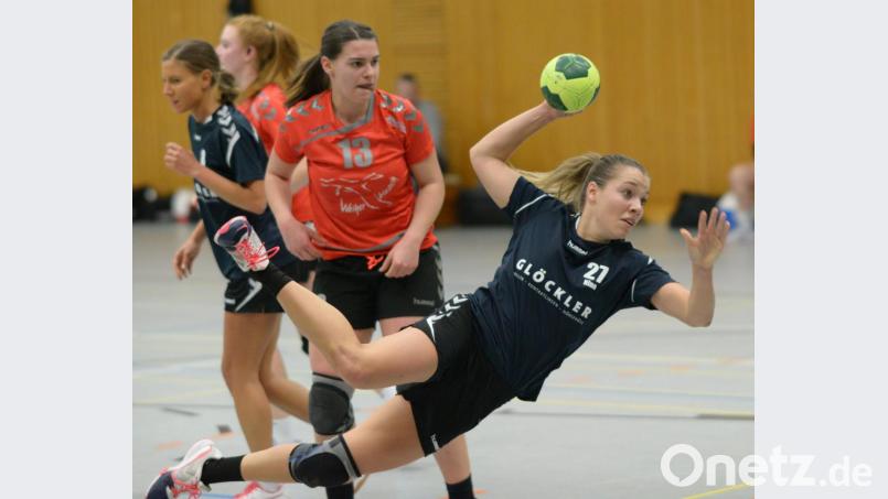 Carina Czichon (am Ball) war mit elf Treffern die erfolgreichste Werferin bei der HSG Nabburg/Schwarzenfeld. Im Derby gab es einen deutlichen 34:27-Erfolg gegen den HV Oberviechtach. Bild: ham