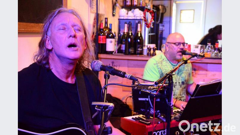 Mäx Braun und Harry Zawrel begeistern mit neu arrangierten Songs in Egons La Bodega. Bild: Kunz