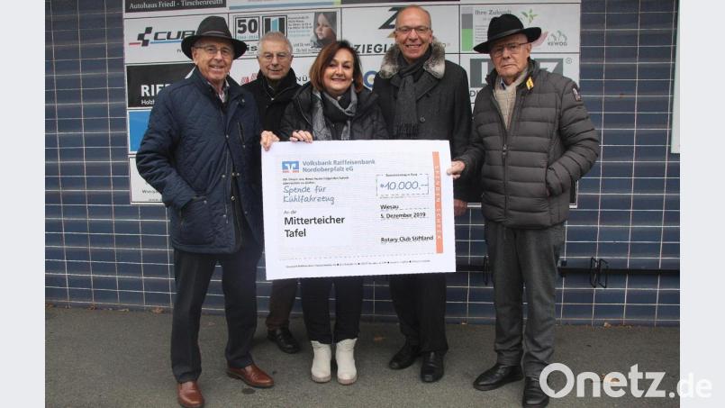 10 000 Euro in Form eines symbolischen Schecks - ausgestellt auf die Mitterteicher Tafel - überbrachten Klaus Kupke (links) und Wolfgang Gropengießer (Zweiter von rechts) im Namen der Stiftland-Rotarier. Dankeschön dafür sagten Karl Haberkorn (Zweiter von links), Gerhart Höhn (rechts) und Nicole Fürst (Mitte). Bild: wro