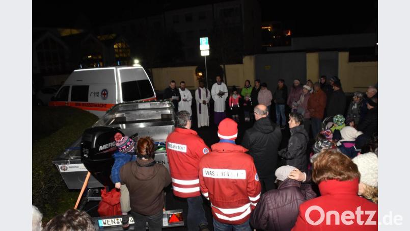 Wasserwacht- Ortsgruppenleiter Benjamin Hahn erinnert an den langjährigen Rettungstaucher und Ausbilder Emmeram &quot;Emmi&quot; Herrmann. Bild: hcz