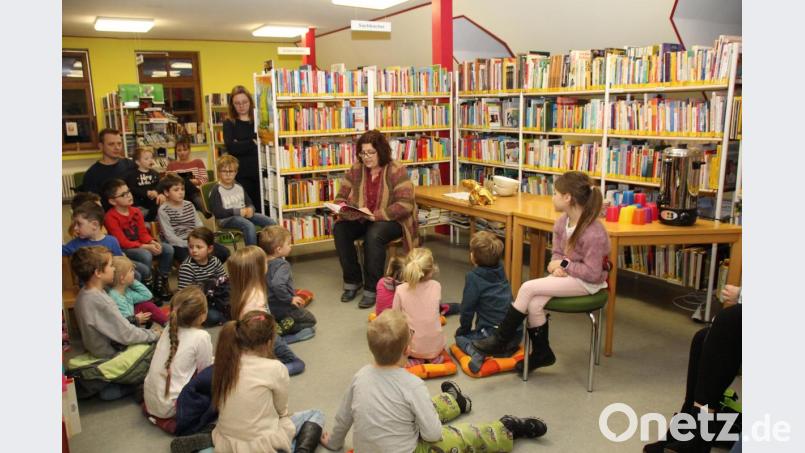 Lesepatin Bianca Reil las den Kindern in der Stadtbücherei vom Weihnachtsdrachen vor. Außerdem rief sie zur Teilnahme an einer Malaktion auf. Bild: frd