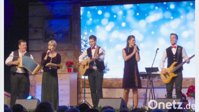 „Oesch’s die Dritten“ aus dem Berner Oberland könne nicht nur hervorragend jodeln, sondern überbrücken auch profihaft die Pause, die durch einen Alarm in der Stadthalle ausgelöst wurde. Bild: Schönberger, Ferdinand [fsb]