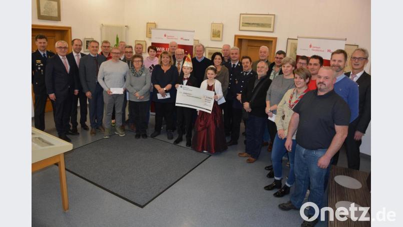 Ein vorweihnachtliche Freude bereitete die Sparkasse Oberpfalz Nord 19 Mitterteicher Vereinen und Institutionen. Insgesamt verteilte das Bankinstitut 12000 Euro. Bei der Übergabe im Historischen Rathaus mit dabei waren Sparkassen-Vorstandsvorsitzender Ludwig Zitzmann (2. von links), Vorstandsmitglied Hans-Jörg Schön (3. von links), Bürgermeister Roland Grillmeier (4. von links) und Geschäftsstellenleiter Eduard Frank (rechts). Bild: jr