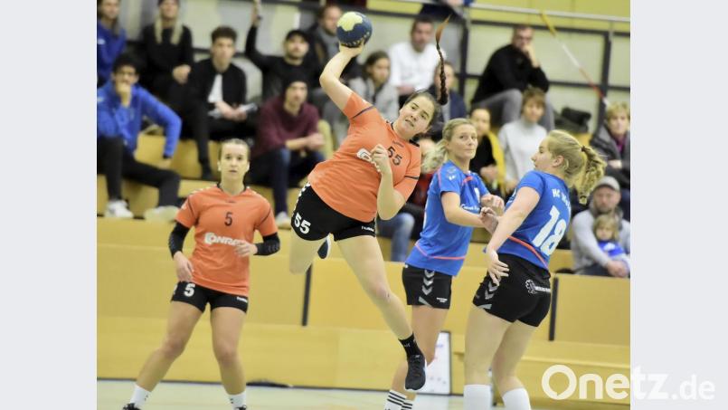 Die Amberger Linksaußen Martina Kardos (Mitte am Ball) mit schönem Sprungwurf am Weidener Kreis, beobachtet von HG-Rechtsaußen Romina Sommer (links hinten). Bild: Hubert Ziegler