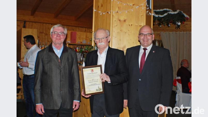 BBürgermeister Klaus Meyer (rechts) und der Werkleiter des Sibyllenbades, Gerhard Geiger (links) gratulieren Professor Wolfgang Grunewald. 	Bild: enz Bild: enz