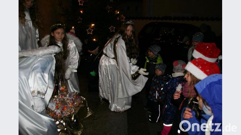 Das Christkind und die Engel kamen trotz des Regens, um die Kleinen zu beschenken. Bild: fpoz