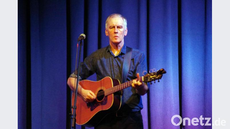 Robert Forster mit seiner akustischen Gitarre. Bild: müb